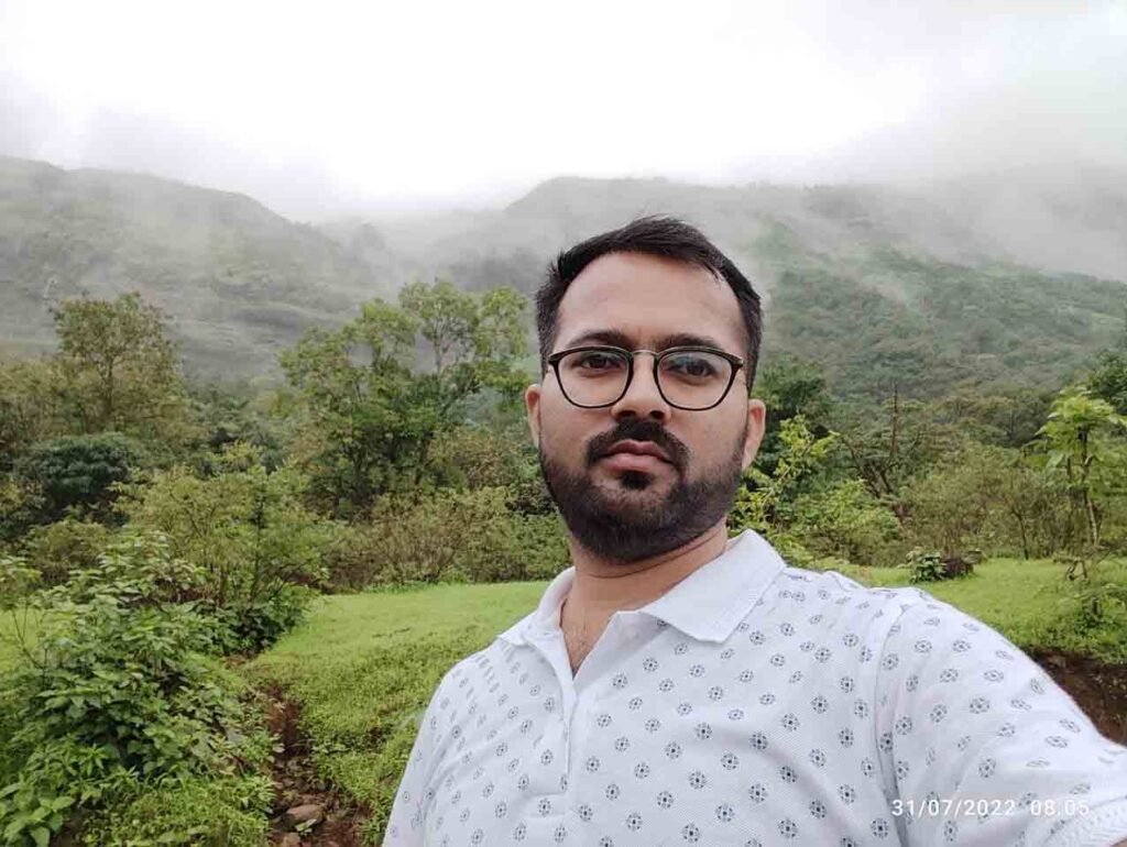 मुलशी पहाड़ी पर प्राकृतिक सौंदर्य के बीच सेल्फी।
