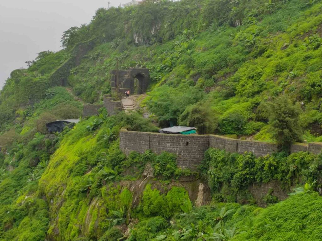 सिंहगढ़ किले का विहंगम दृश्य।