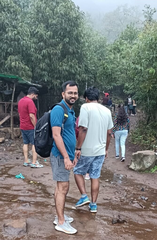 विसापुर पहाड़ी पर चढ़ाई की तैयारी।