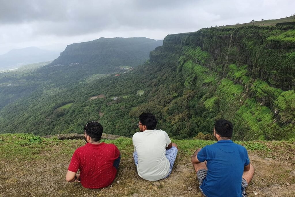 विसापुर की पहाड़ी पर नजारों को निहारते हुए हम सभी।
