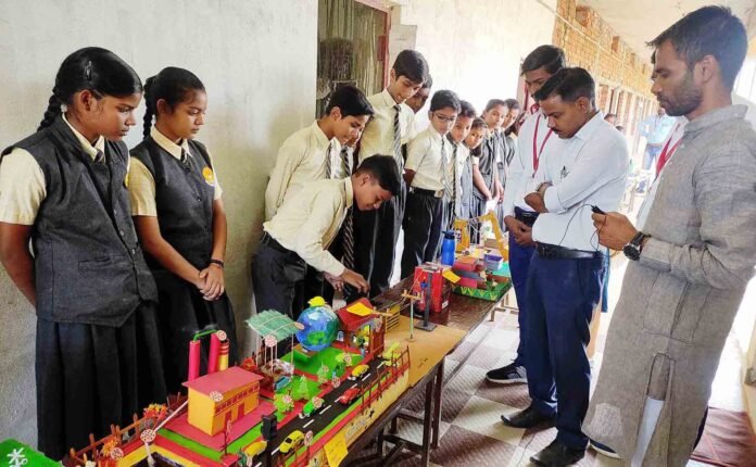 गुरुकुल स्कूल में बच्चों द्वारा तैयार प्रोजेक्ट का अवलोकन करते शिक्षकगण।
