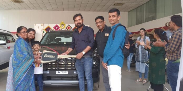 आदित्य नारायण हुंडई एजेंसी पर ग्राहक को गाड़ी की चाबी सौंपते मैनेजर अमित सिंह।