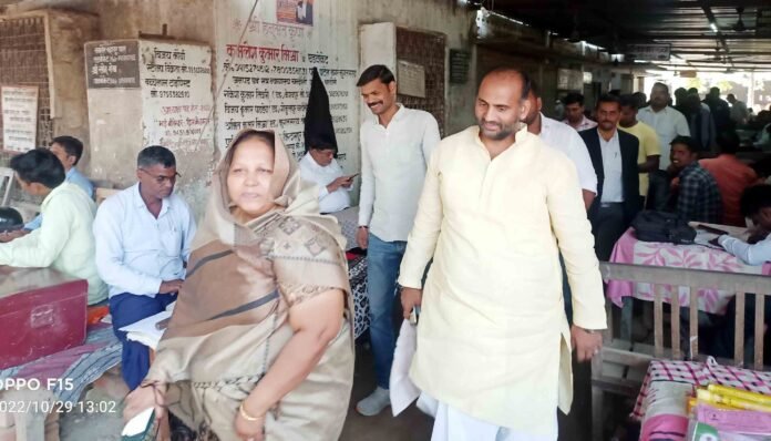 मुख्य न्यायिक मजिस्ट्रेट की अदालत में पेश होने जाती पूर्व विधायक पूनम सोनकर व मनोज सिंह डब्लू।