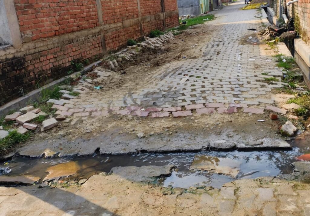 चंदौली के राजीव नगर वार्ड में नाली के ऊपर से चोरी लोहे की जाली।