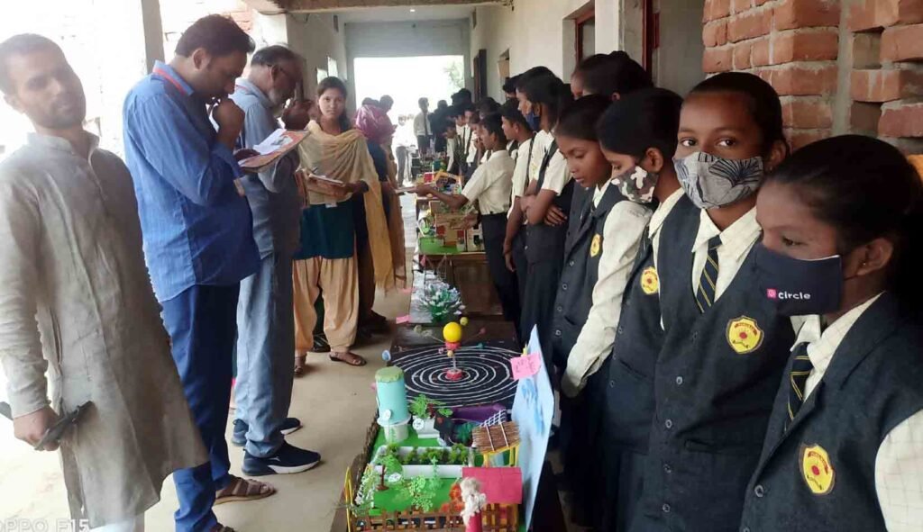 गुरुकुल स्कूल में बच्चों द्वारा तैयार प्रोजेक्ट का अवलोकन करते शिक्षकगण।