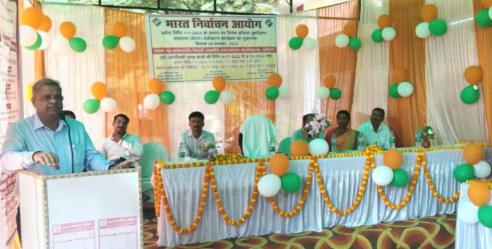 मतदाता सूची पुनरीक्षण कार्यक्रम की जानकारी देते एडीएम उमेश मिश्रा।