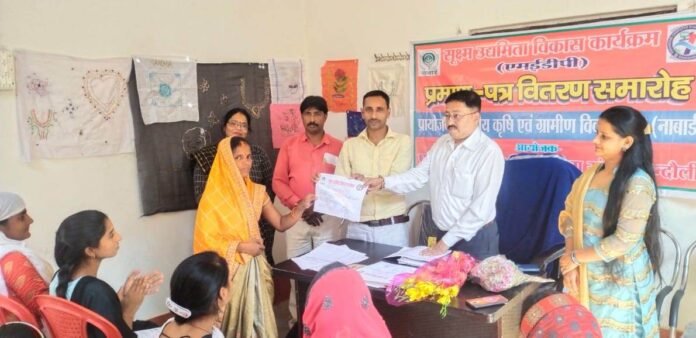 प्रशिक्षित महिला को प्रमाण-पत्र प्रदान करते डीडीएम नाबार्ड व अन्य।