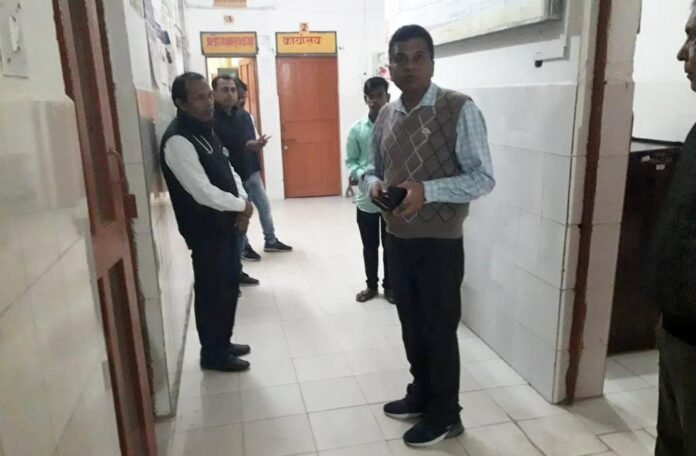 Young Writer: शहाबगंज अस्पताल का निरीक्षण करते सीएमओ डा. वाईके राय।