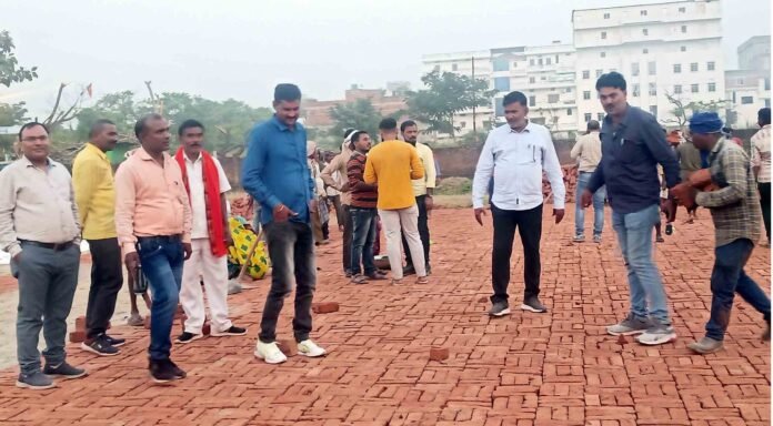 महेंद्र टेक्निकल इंटर कालेज हेलीपैड निर्माण कार्य कराते अधिकारी।