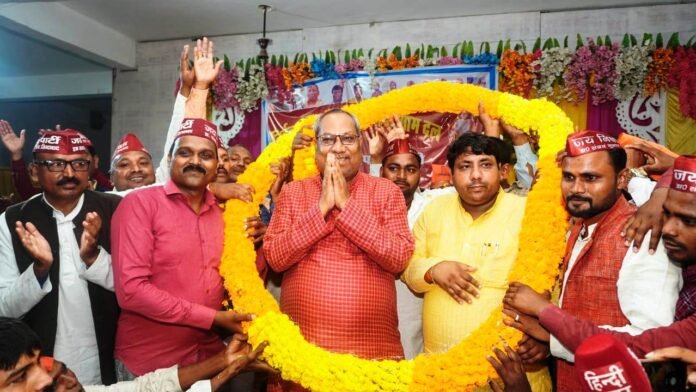 चंदौली में कैबिनेट मंत्री डा. संजय निषाद का माल्यार्पण कर स्वागत करते कार्यकर्ता।