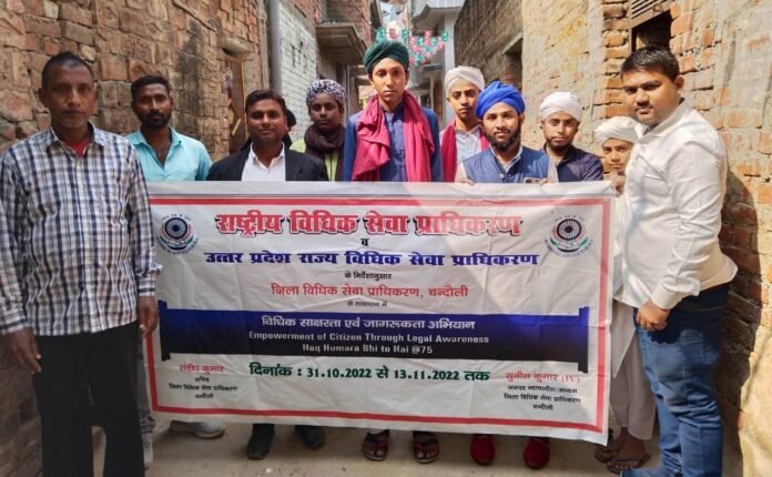 डीडीयू नगर के कसाब महाल में विधिक जागरूकता कार्यक्रम में शामिल खालिद वकार आबिद।