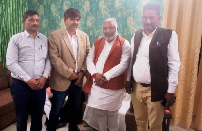 Young Writer: लखनऊ में परिवहन मंत्री से मुलाकात करते अधिवक्ता।