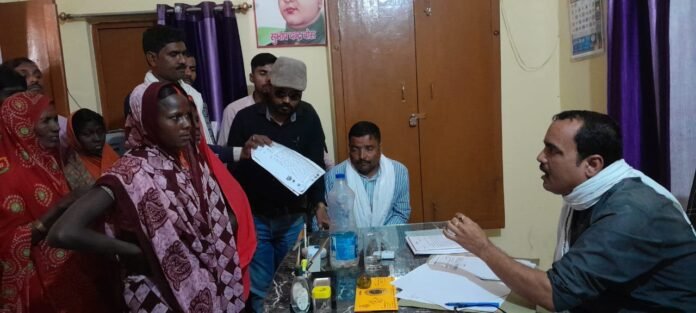 शहाबगंज ब्लाक मुख्यालय पर ग्रामीणों की शिकायत सुनते बीडीओ।