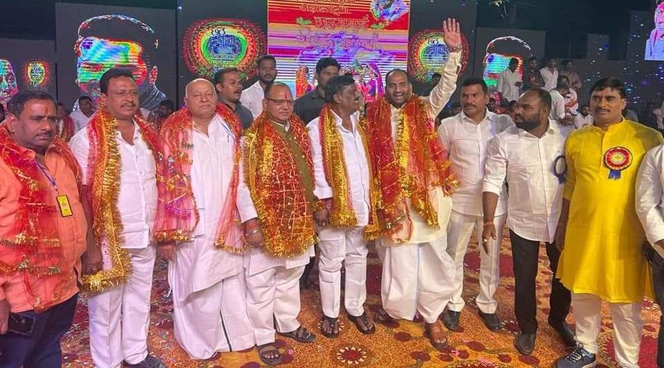 हैदराबाद में सांस्कृतिक मंच पर भोजपुरी कलाकार खेसारी लाल यादव संग मनोज सिंह डब्लू।