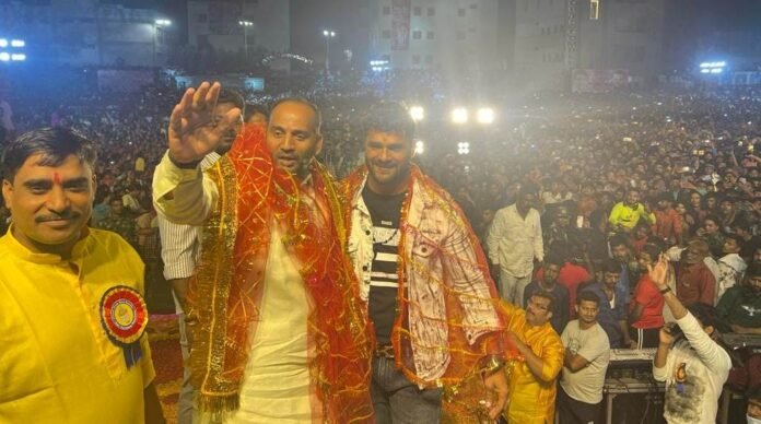 हैदराबाद में सांस्कृतिक मंच पर भोजपुरी कलाकार खेसारी लाल यादव संग मनोज सिंह डब्लू।