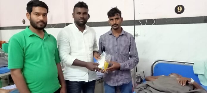 सूर्या अस्पताल में वृद्ध मरीज के परिजन को रक्त प्रदान करते जन सहयोग संस्था के लोग।