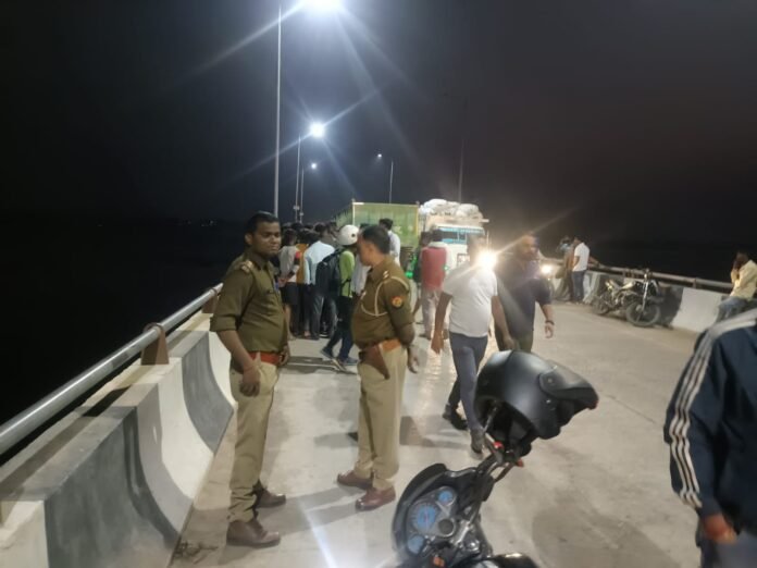 युवक की आत्महत्या के बाद सैदपुर पुल पर छानबीन करती पुलिस।