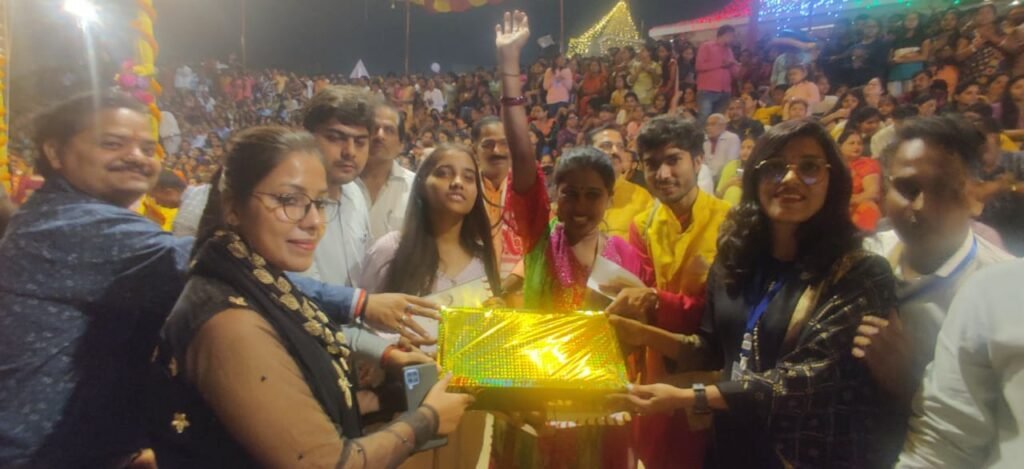 वाराणसी में देव दीपावली मनाती खुशी की उड़ान टीम।
