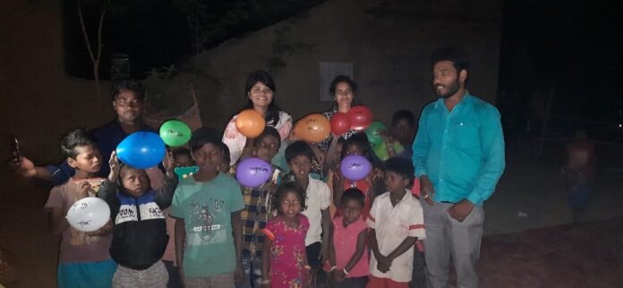 बनवासी बस्ती के बच्चों के साथ बाल दिवस मनाते जनसहयोग संस्था के लोग।