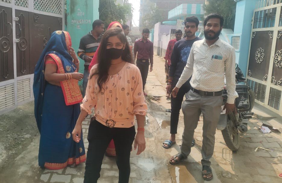 Young Writer: चंदौली नगर के गौतम नगर वार्ड में जनसंपर्क करती भावी महिला प्रत्याशी।