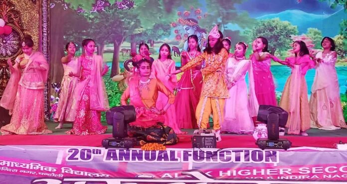 Young Writer: चंदौली स्थित आलोक स्कूल के वार्षिकोत्सव में सांस्कृतिक कार्यक्रम प्रस्तुत करते छात्र-छात्राएं।