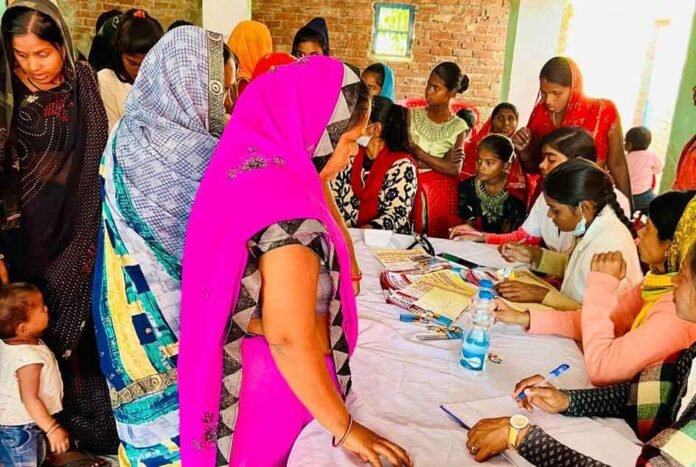 निःशुल्क चिकित्सा शिविर में मरीजों का उपचार करते चिकित्सक।
