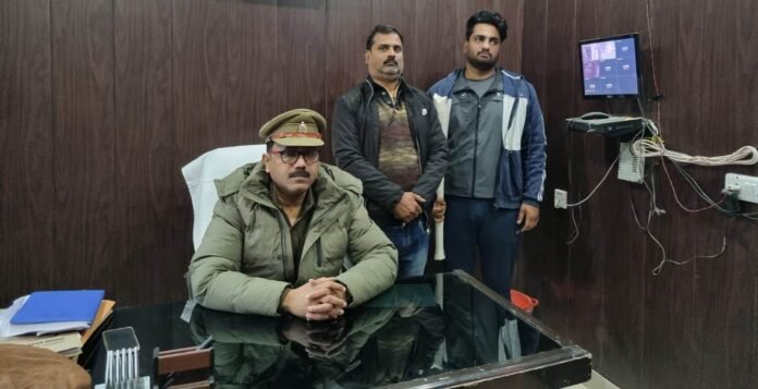 बलुआ पुलिस के हिरासत में पिता-पुत्र।