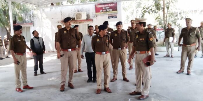 पुलिस लाइन चंदौली का जायजा लेते आईजी के. सत्यनारायण।