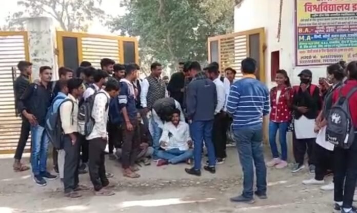 धानापुर महाविद्‍यालय गेट पर धरनारत छात्रों को हटाते कालेज के लोग।
