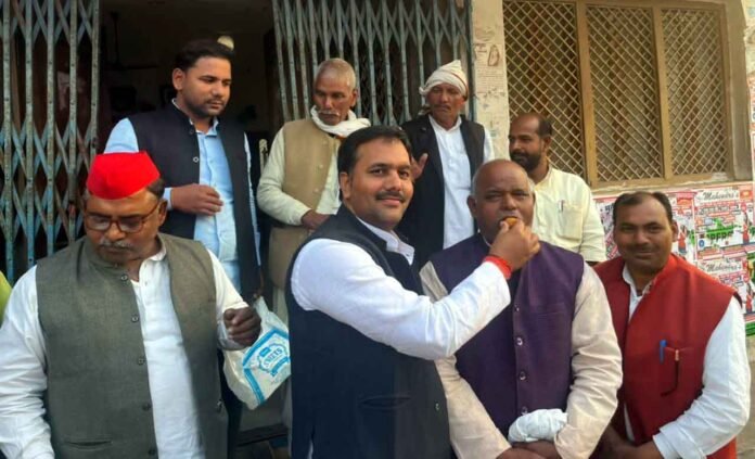 Young Writer: डीडीयू नगर सपा कार्यालय एक-दूसरे को मिठाई खिलाते सपा कार्यकर्ता।