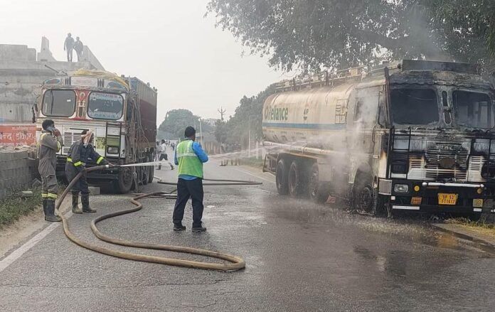 जेठमलपुर के पास डीजल लदे टैंकर में लगी आग को बुझाते दमकल कर्मी।