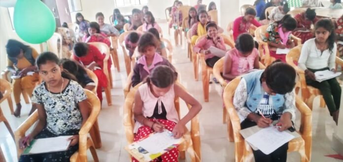 Young Writer: निबंध प्रतियोगिता में प्रतिभाग करती कस्तूरबा गांधी विद्यालय की बालिकाएं।