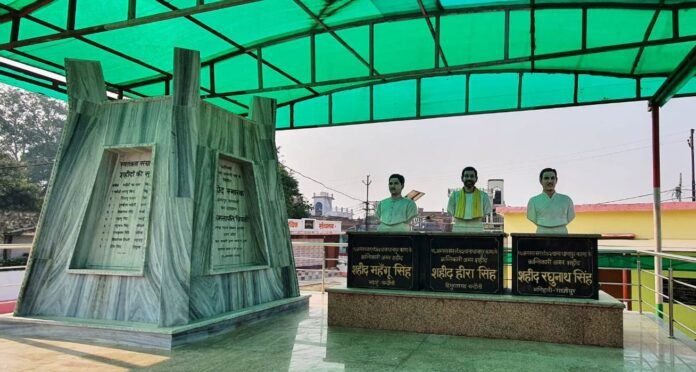 Young Writer: धानापुर स्थित शहीद स्मारक स्थल पर हीरा सिंह, महंगू सिंह व रघुनाथ सिंह की प्रतिमाएं।