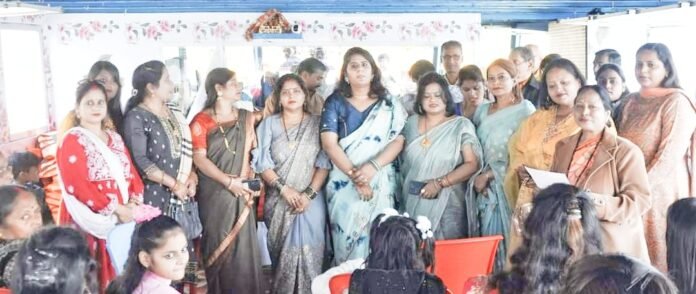 Young Writer: नवनियुक्त महिला संगठन की पदाधिकारी को राष्ट्रीय अध्यक्ष शपथ दिलाते हुए