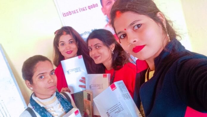 टेबलेट के साथ राजकीय आईटीआई कालेज की छात्राएं।