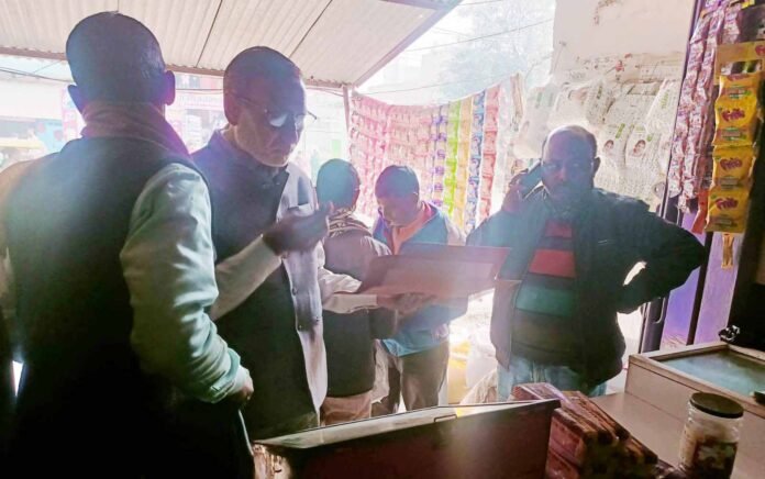 Young Writer: नगर पंचायत चंदौली में प्रतिबंधित प्लास्टिक के खिलाफ अभियान चलाते कर्मी।