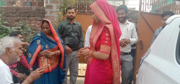 Young Writer: चंदौली नगर के गौतम नगर वार्ड में जनसंपर्क करती भावी महिला प्रत्याशी।