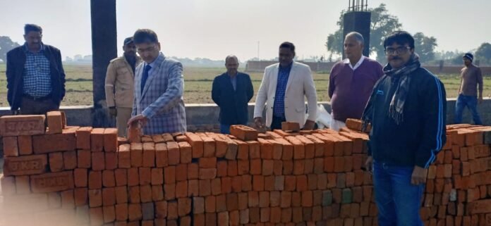 चंदौली दीवानी न्यायालय के बाउंड्री निर्माण में प्रयुक्त ईंट की गुणवत्ता परखते जिला जज।