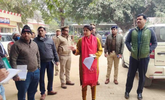 Young Writer: शहाबगंज में निर्माणाधीन बैरक का निरीक्षण करती डीएम।