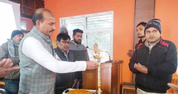 Young Writer: धानापुर ब्लाक में प्रशिक्षण कार्यक्रम का आगाज करते प्रमुख अजय सिंह।
