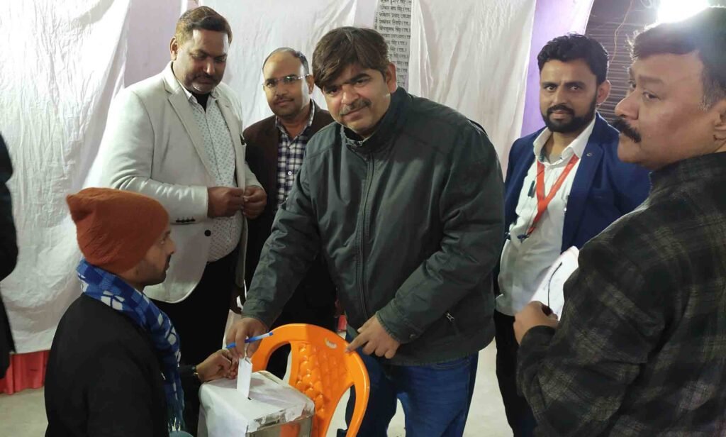 सिविल बार सभागार में मतदान करते पूर्व अध्यक्ष अनिल कुमार सिंह।