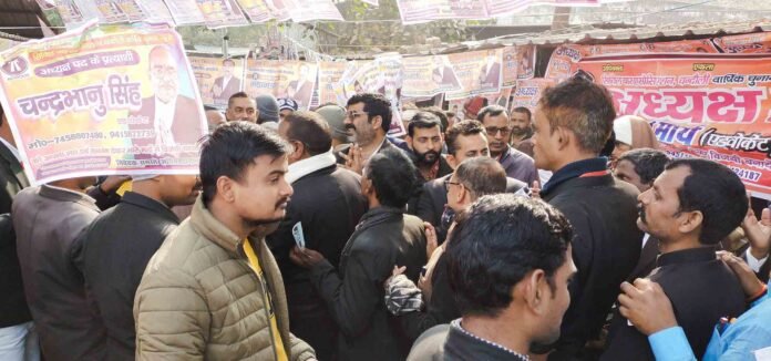 सिविल बार के चुनाव के दौरान चंदौली कचहरी में गहमागहमी का माहौल।
