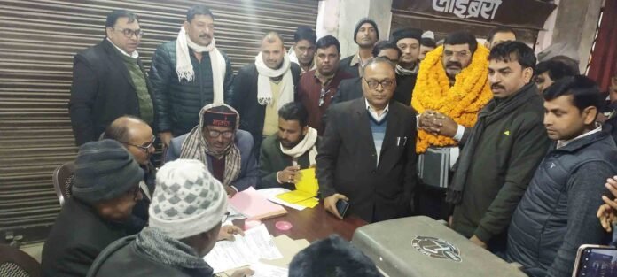 सिविल बार सभागार में महामंत्री पद के लिए नामांकन करते उम्मीदवार अनिल कुमार सिंह ।