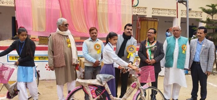 Young Writer: बाबा किनाराम इंटर कॉलेज रामगढ़ में मेधावी छात्राओं को साइकिल वितरण करते हुए समाजसेवी रामगोपाल सिंह व दुर्गेश सिंह।
