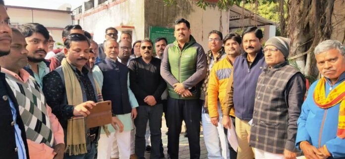 Young Writer: पुलिस लाइन में व्यापारियों की समस्यओं को सुनते एसपी अंकुर अग्रवाल।