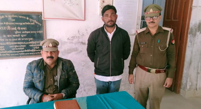 Young Writer: चंदौली कोतवाली में पकड़े गए आरोपी संग पुलिस टीम।