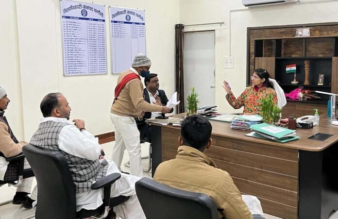 कलेक्ट्रेट में डीएम को मांगों से अवगत कराते सपा नेता मनोज सिंह डब्लू।