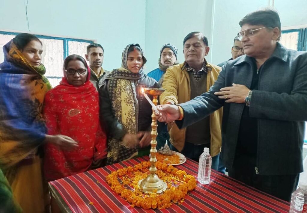Young Writer: चहनियां ब्लाक सभागार में जानकारी देते ब्लाक प्रमुख अरुण जायसवाल।