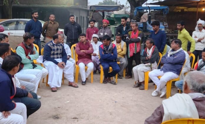 Young Writer: दिघवट में पीड़ित परिवार का दर्द बांटने मनोज सिंह डब्लू।