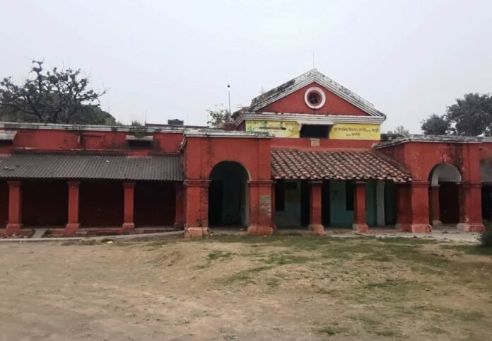 Young Writer: अंग्रेजों के जमाने में बना पूर्व माध्यमिक विद्यालय बरहनी का भवन।